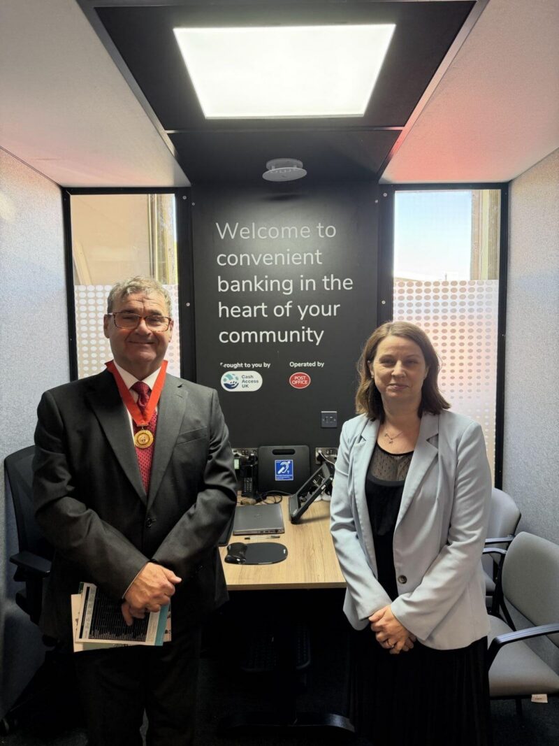 Amanda Hack MP and Deputy Town Mayor Cllr Murrae Blair-Park at the temporary Ashby Banking Hub 